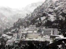 माता वैष्णो देवी मंदिर में हुई मौसम की पहली बर्फबारी, श्रद्धालुओं ने जमकर किए मजे, देखें VIDEO